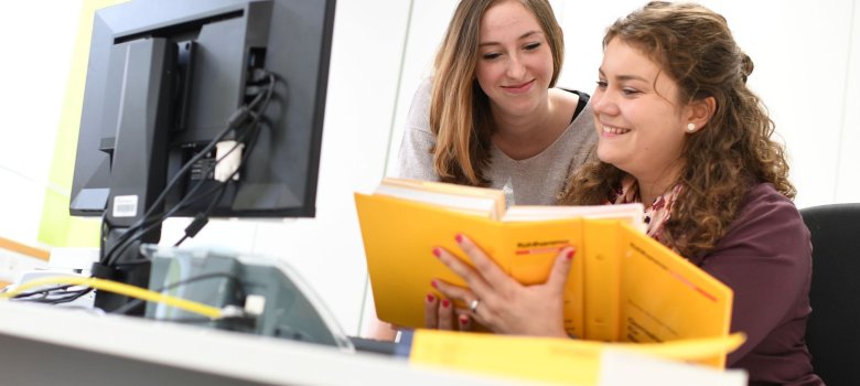 Ausbildung Schreibtisch Gesetz.jpg