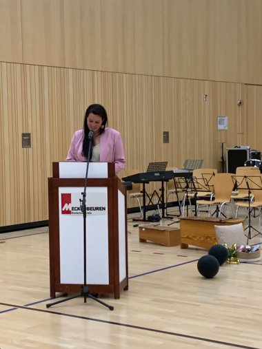 Daria Napolano-Matusek spricht anlässlich ihrer Amtseinsetzung am Rednerpult.