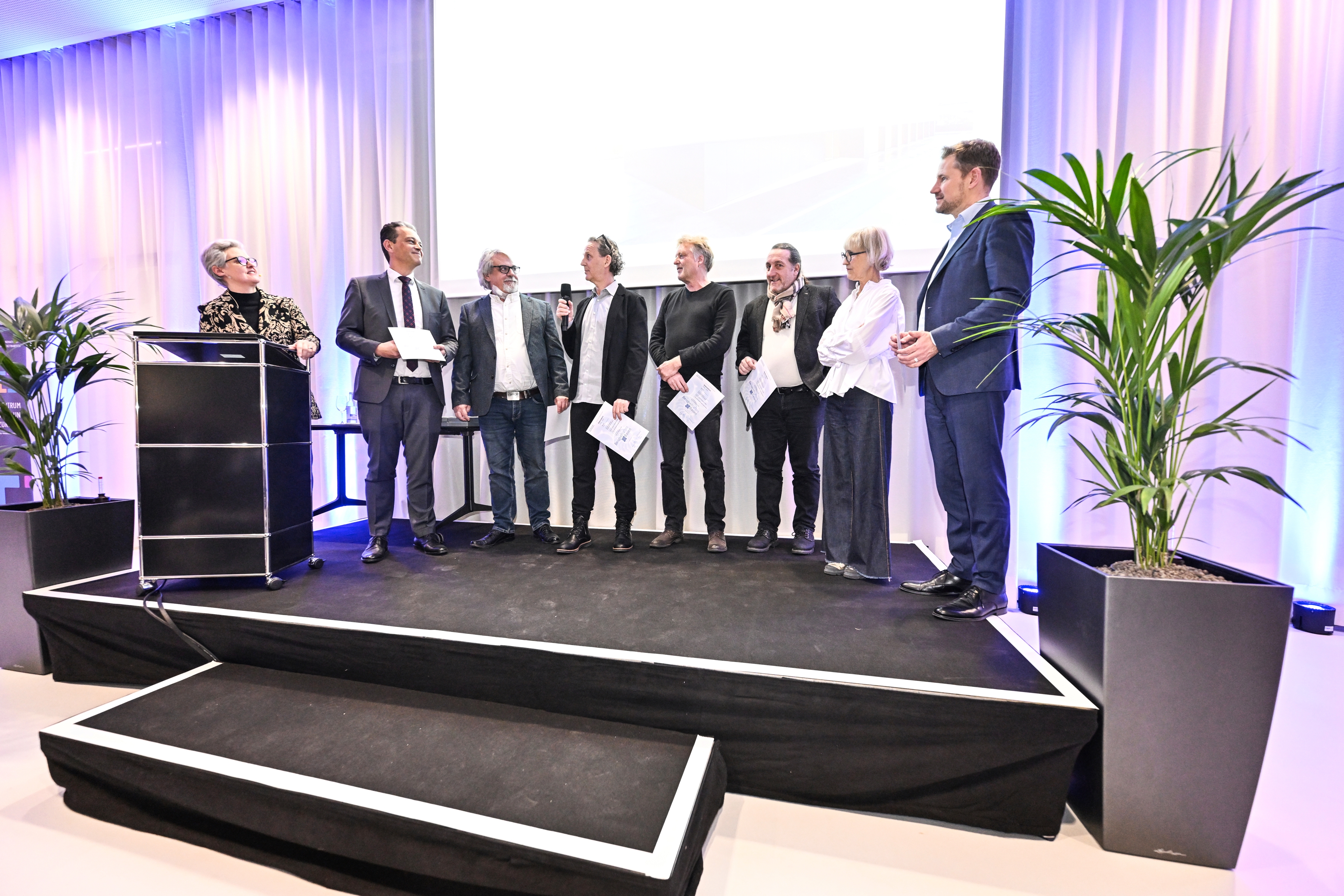 Achitektenkammer BW: Preisverleihung in Friedrichshafen für Beispielhaftes Bauen Bodenseekreis im Bild: die Planungsbüros Cukrowicz Nachbaur Architekten ZT GmbH aus Bregenz mit GMS Architekten PartGmbB aus Kressbronn und Cukrowicz Landschaften GmbH aus Schaffhausen gemeinsam mit der Gemeinde Meckenbeuren als Bauherrin