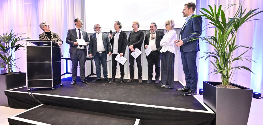 Achitektenkammer BW: Preisverleihung in Friedrichshafen für Beispielhaftes Bauen Bodenseekreis im Bild: die Planungsbüros Cukrowicz Nachbaur Architekten ZT GmbH aus Bregenz mit GMS Architekten PartGmbB aus Kressbronn und Cukrowicz Landschaften GmbH aus Schaffhausen gemeinsam mit der Gemeinde Meckenbeuren als Bauherrin 