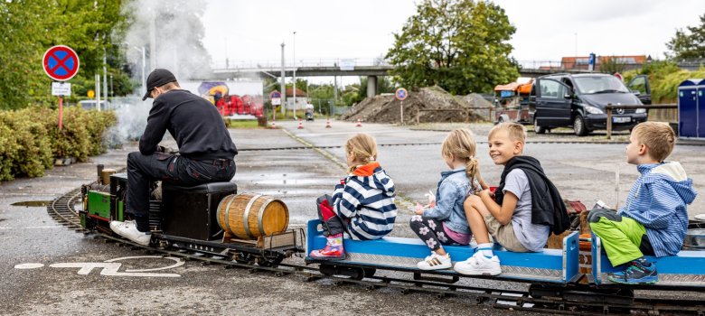 Kleine Kinder auf der Modelleisenbahn auf den Bahnhofsfest in Meckenbeuren