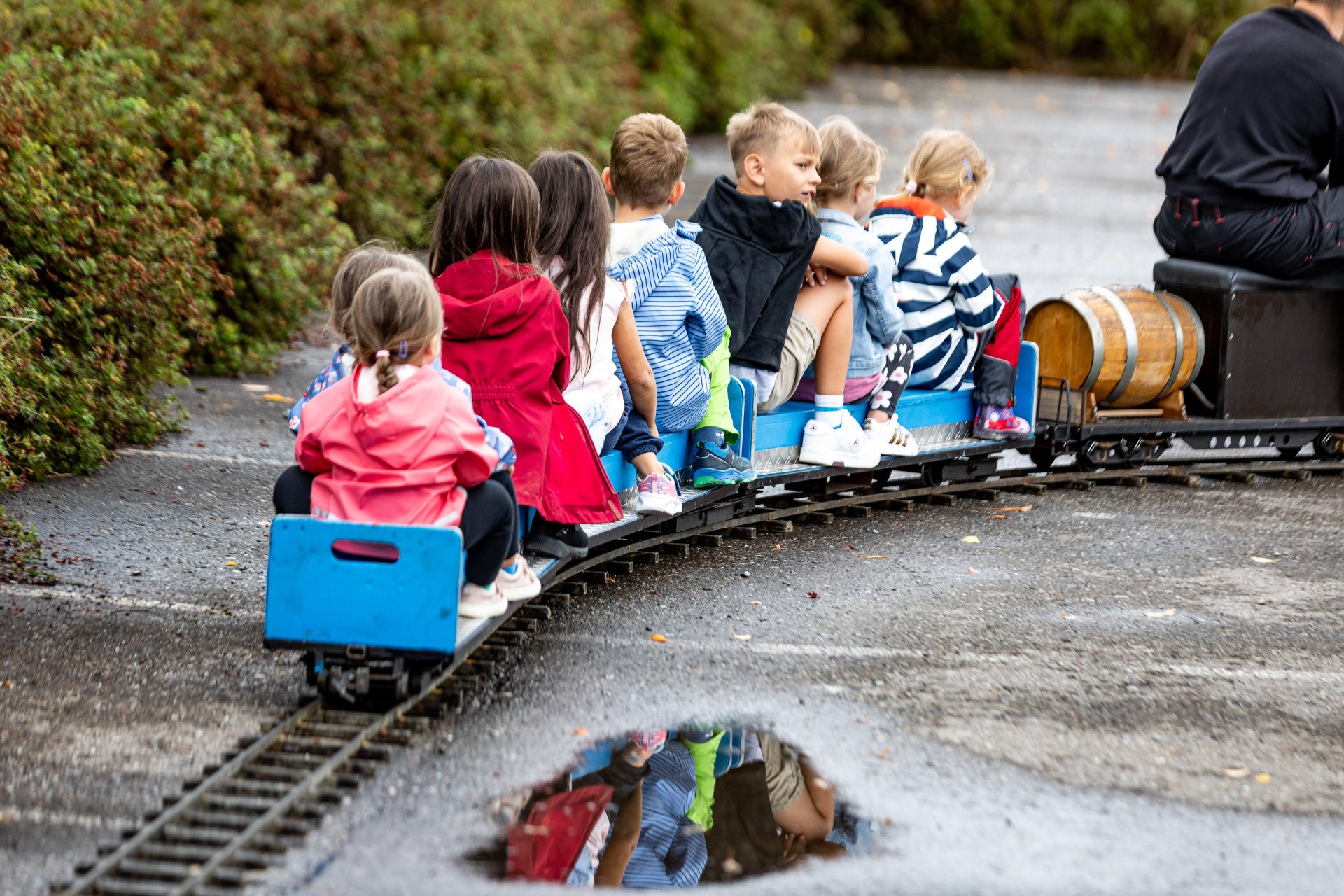Kleine Kinder auf der Modelleisenbahn auf den Bahnhofsfest in Meckenbeuren