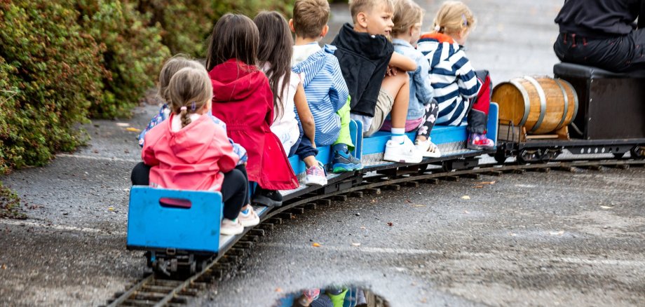 Kleine Kinder auf der Modelleisenbahn auf den Bahnhofsfest in Meckenbeuren