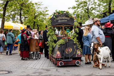 Die Gaisbockfamilie mit der Märlemodelleisenbahn