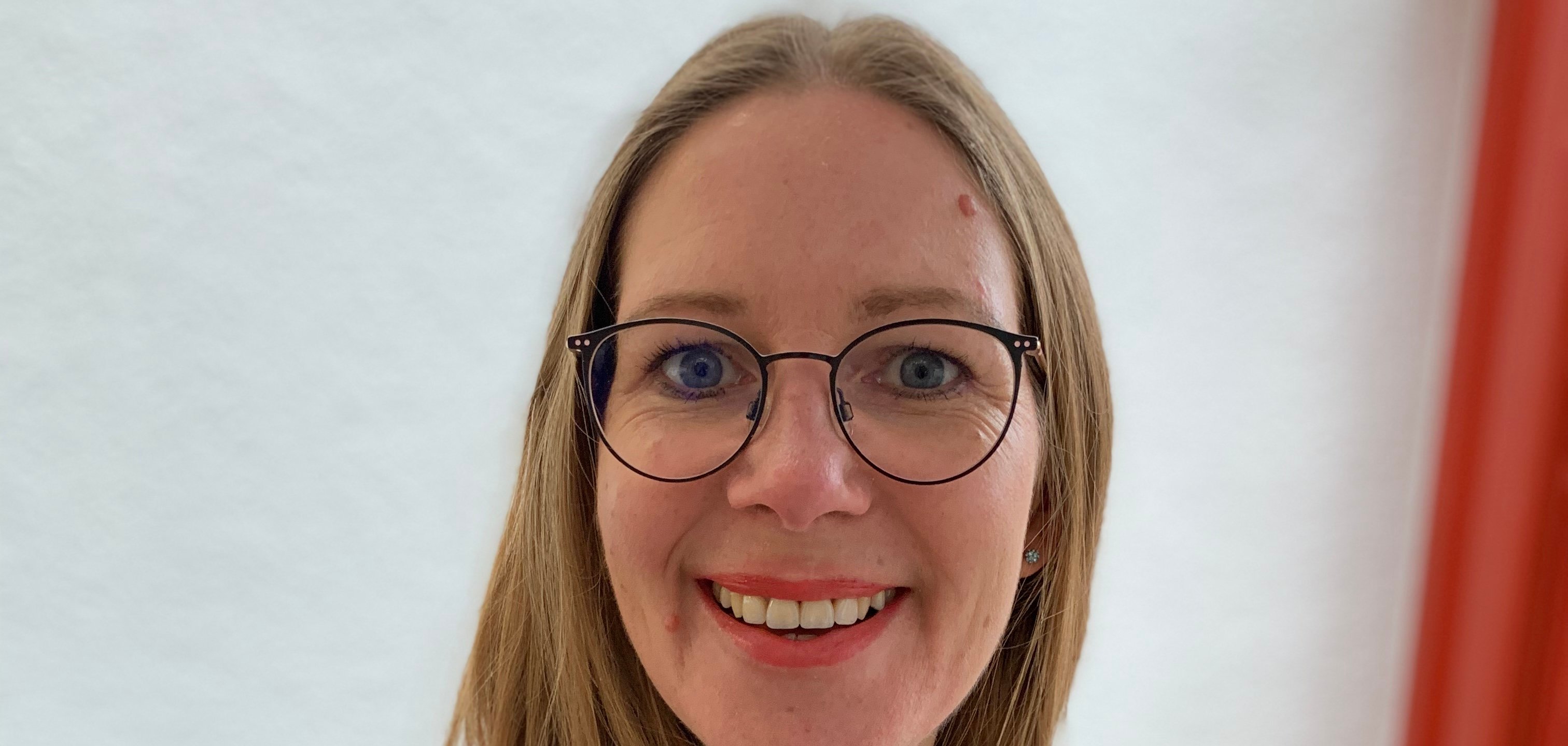 Porträt von Stephanie Probst vor einer Treppe im Rathaus aufgenommen