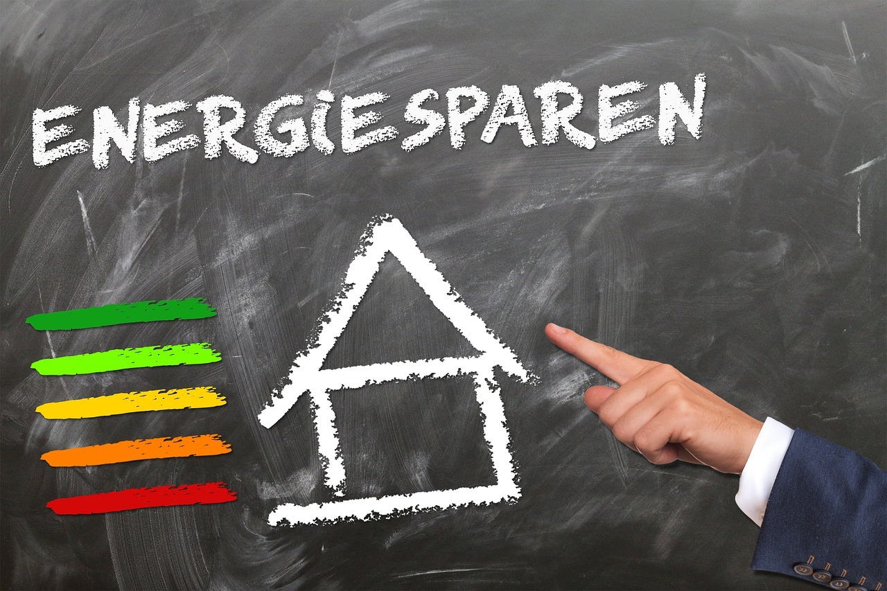 Illustration zum Thema Energiesparen kreidegezeichnetes Haus mit Händen
