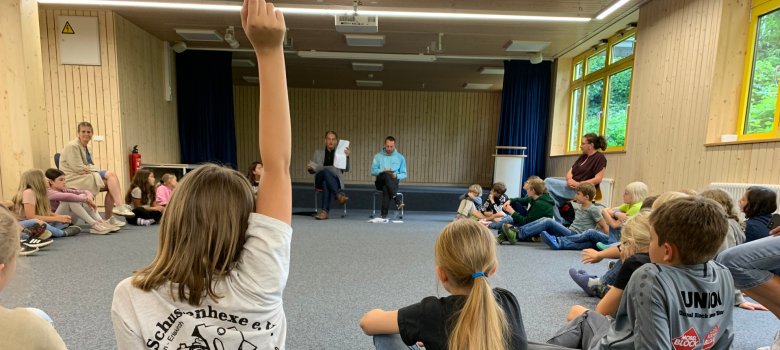 Die Gemeindedetektive der Wilhelm-Schussen-Grundschule stellen Bürgermeister Schellinger streckend Fragen, was sie gerade Beschäftigt