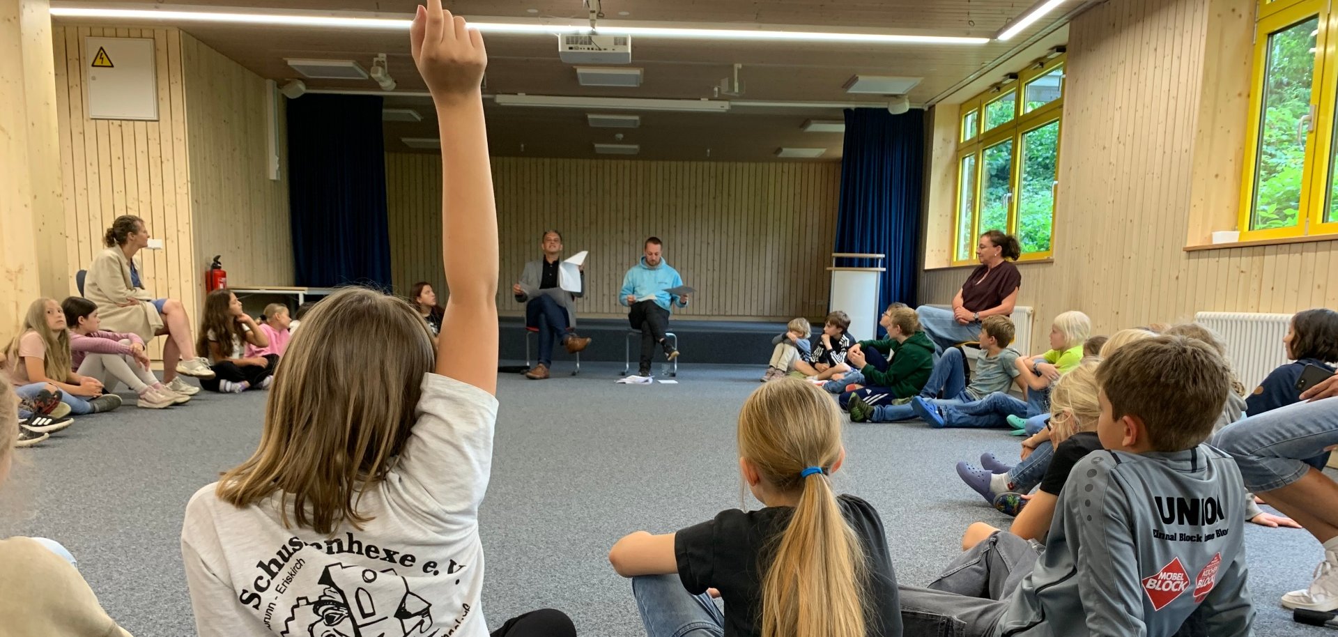 Die Gemeindedetektive der Wilhelm-Schussen-Grundschule stellen Bürgermeister Schellinger streckend Fragen, was sie gerade Beschäftigt