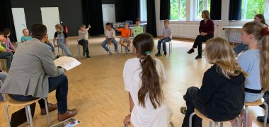 Die Gemeindedetektive der Eugen-Bolz Grundschule stellen Bürgermeister Schellinger streckend Fragen, was sie gerade Beschäftigt