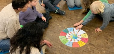 Die Gemindedetektive spielen ein Spiel auf dem Boden