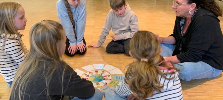 Die Gemindedetektive spielen ein Spiel auf dem Boden