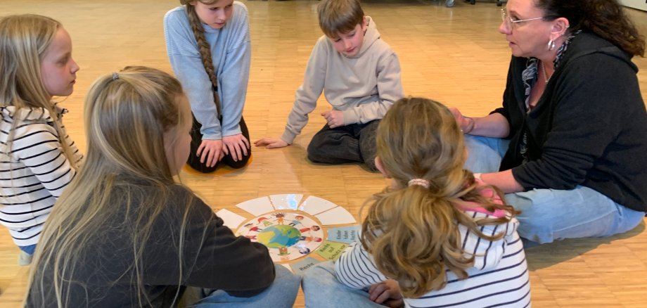 Die Gemindedetektive spielen ein Spiel auf dem Boden