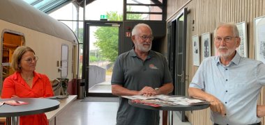 Mehrere Personen des Kulturkreises stehen an Stehtischen zusammen