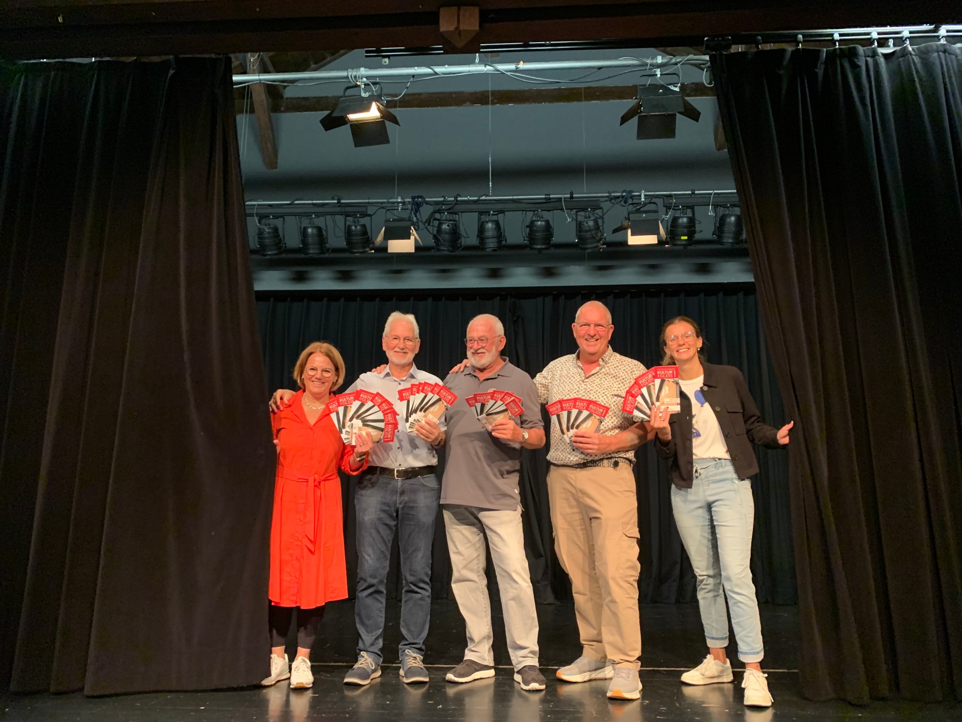 Von links nach rechts stehen eine Jounalistin für den Kulturkreis, drei Vorstände des Kulturkreises und Kathrin Schütz, Leitende der Bürgerbeteiligung Meckenbeuren