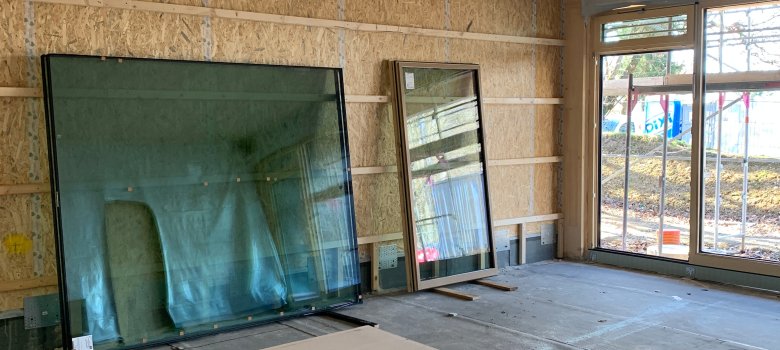 Die Kita Hegenberg mit den noch im Holz verkleideten Wänden und Boden. Die neuen Glasfenster lehnen an den Wänden