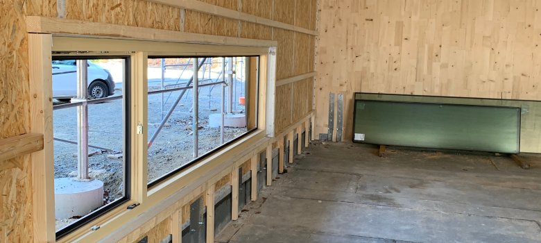 Ein niedriges längliches Panorama Fenster für Kinder auf Kinderhöhe um rausschauen zu können.