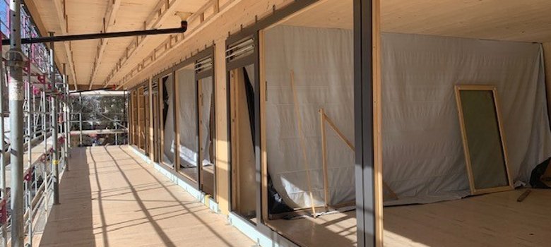 Fenster aus Holz der Kita Hegenberg von dem Außenbereich