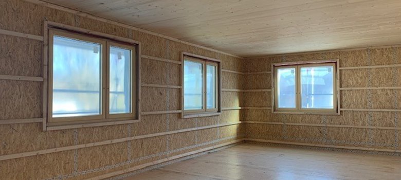 Die Kita Hegenberg mit den noch im Holz verkleideten Wänden und Boden.