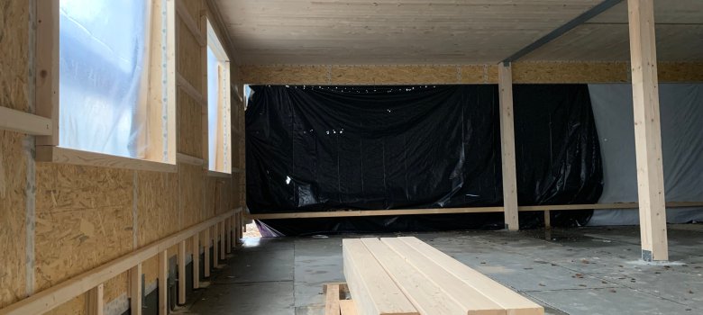 Aufbau der Holzwände innen  ist zu sehen . Bauarbeiten in der Kita Hegenberg Gruppen- und Schlafräume, Bereich zum Turnen, Mensa, Arbeits- und Personalaufenthaltsräume sowie Elterncafé im Bau .