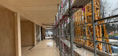 Balkon und Innenbereich außen eingerüstet sowie der  Aufbau der Holzwände sind zu sehen . Bauarbeiten in der Kita Hegenberg Gruppen- und Schlafräume, Bereich zum Turnen, Mensa, Arbeits- und Personalaufenthaltsräume sowie Elterncafé im Bau .