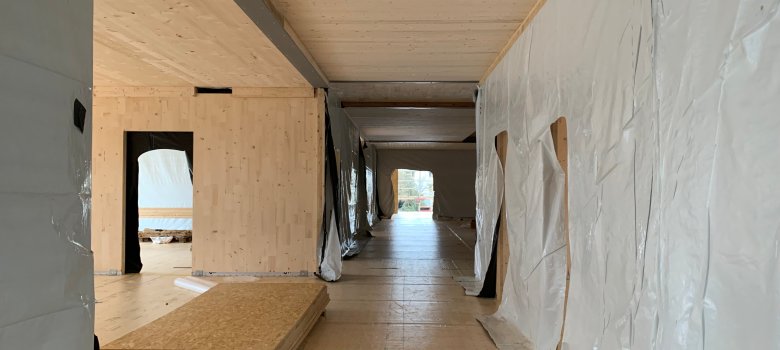 Aufbau der Holzwände innen  ist zu sehen . Bauarbeiten in der Kita Hegenberg Gruppen- und Schlafräume, Bereich zum Turnen, Mensa, Arbeits- und Personalaufenthaltsräume sowie Elterncafé im Bau .