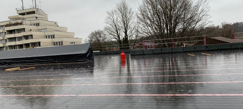 Dachabdichtung Kita Hegenberg mit schwarzer Folie - das Dach - aktuell mit einer Dampfsperre versehen - erhält noch eine Wärmedämmung sowie darüber weitere Abdichtungen inklusive durchwurzelungsfester Folie. Denn es wird begrünt.   