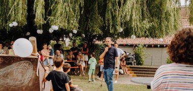 60ig Jahrfeier/ Sommerfest Kindergarten Brochenzell Bürgermeister Georg Schellinger hält eine Rede in der Mitte von Eltern, Kindern und Erziehern, zum sechzig Jährigen Jubiläums des Kindergarten Brochenzell.