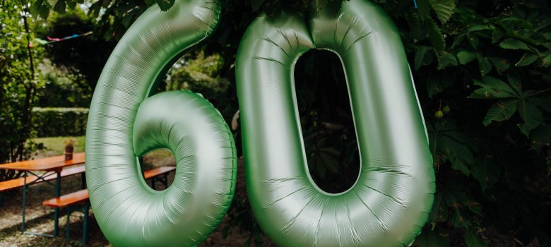 60ig Jahrfeier/ Sommerfest Kindergarten Brochenzell Grüne Luftballons in Form einer sechzig hängen an der Hecke des Kindergartens Brochenzells