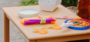 60ig Jahrfeier/ Sommerfest Kindergarten Brochenzell Im Bild ein kleiner Tisch mit Bastelsachen darauf