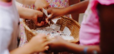 60ig Jahrfeier/ Sommerfest Kindergarten Brochenzell Mehrere Kinder holen kleine Kärtchen aus einem geflochtenem Korb heraus