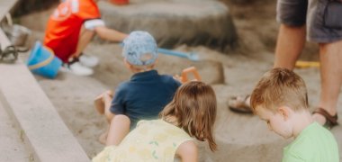 60ig Jahrfeier/ Sommerfest Kindergarten Brochenzell Mehrere Kinder des Kindergartens Brochenzell spielen im Sandkasten