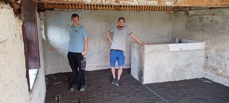 Vertreter des Jugendrates lächeln in dem Fertig renovierten Jugendhaus in Kehlen in die Kamera