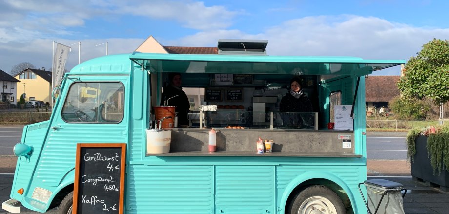 Der Hellblaue Foodtruck von der Seite auf dem Wöchentlichen Wochenmarkt
