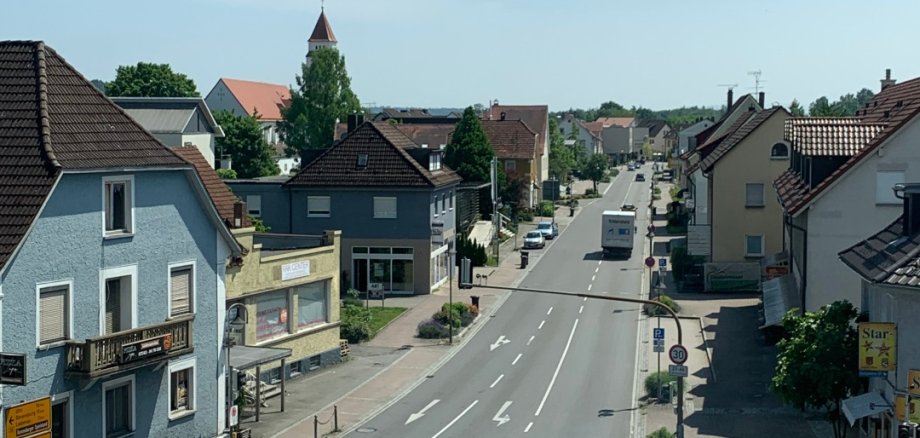 Adlerkreuzung in Meckenbeuren Autos fahren über die nicht sehr belebte Straße, vom Dach fotografiert