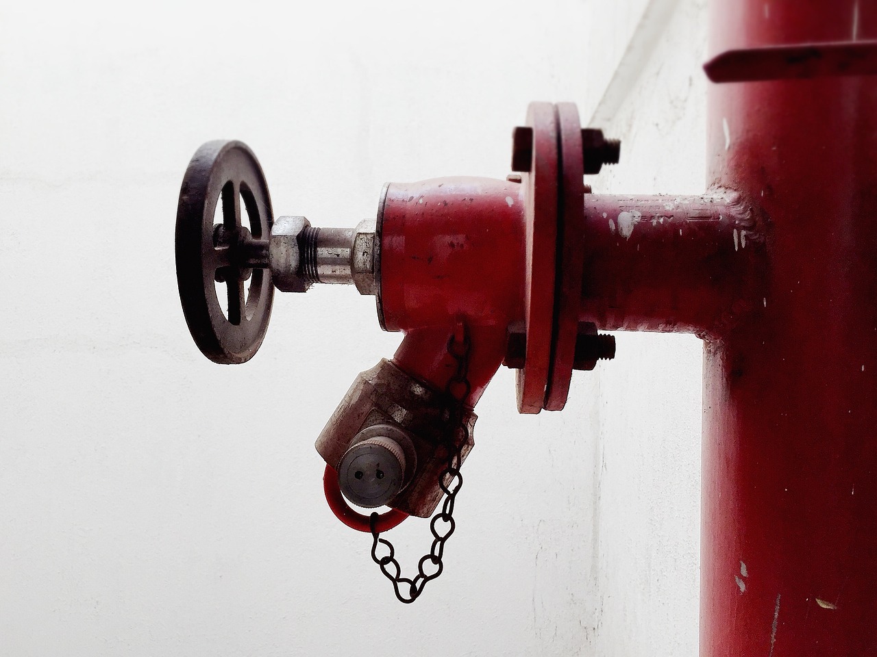 Ein roter Hydrant von der Seite