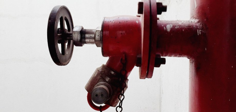 Ein roter Hydrant von der Seite