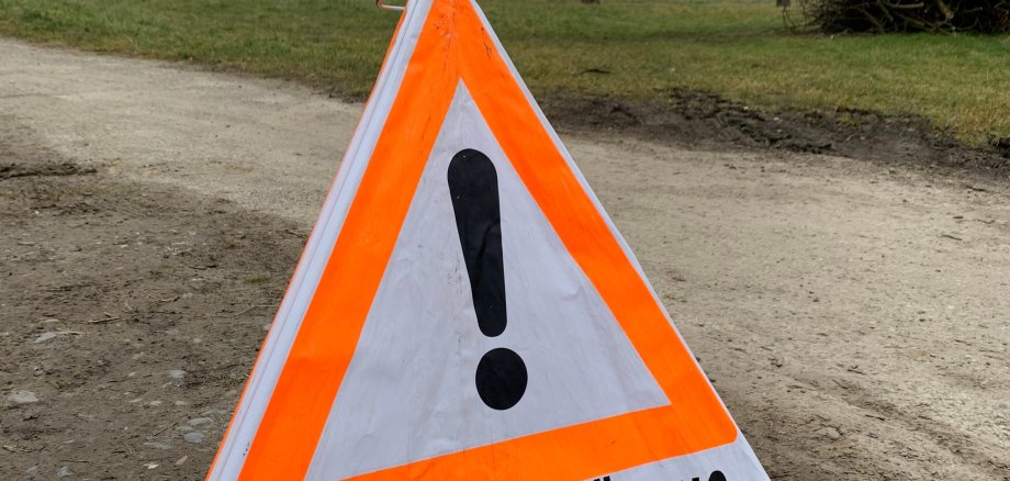 Sperrschild am Sammletshofer Steg einer Brücke über die Schussen