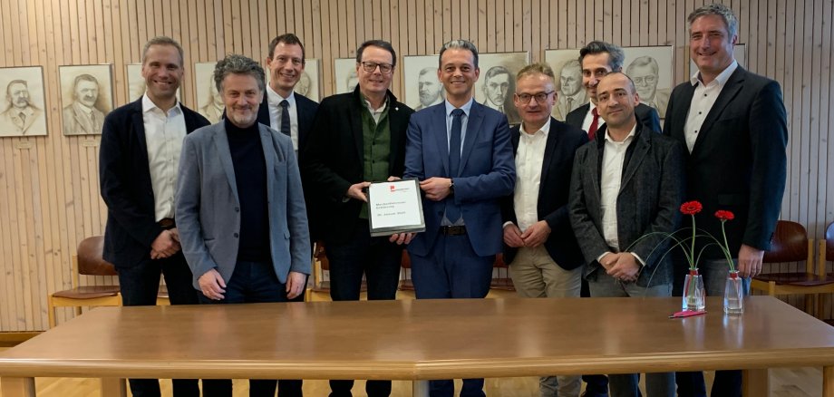 Regierungspräsident, Landkreisvertreter und Bürgermeister im Schussental bei der Unterzeichnung der Meckenbeurener Erklärung. Fotografie: Claudia Beltz, Gemeinde Meckenbeuren