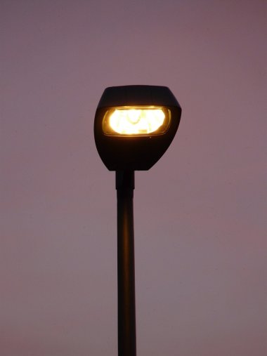 Symbolbild einer Straßenlaterne in der Nacht, die brennt