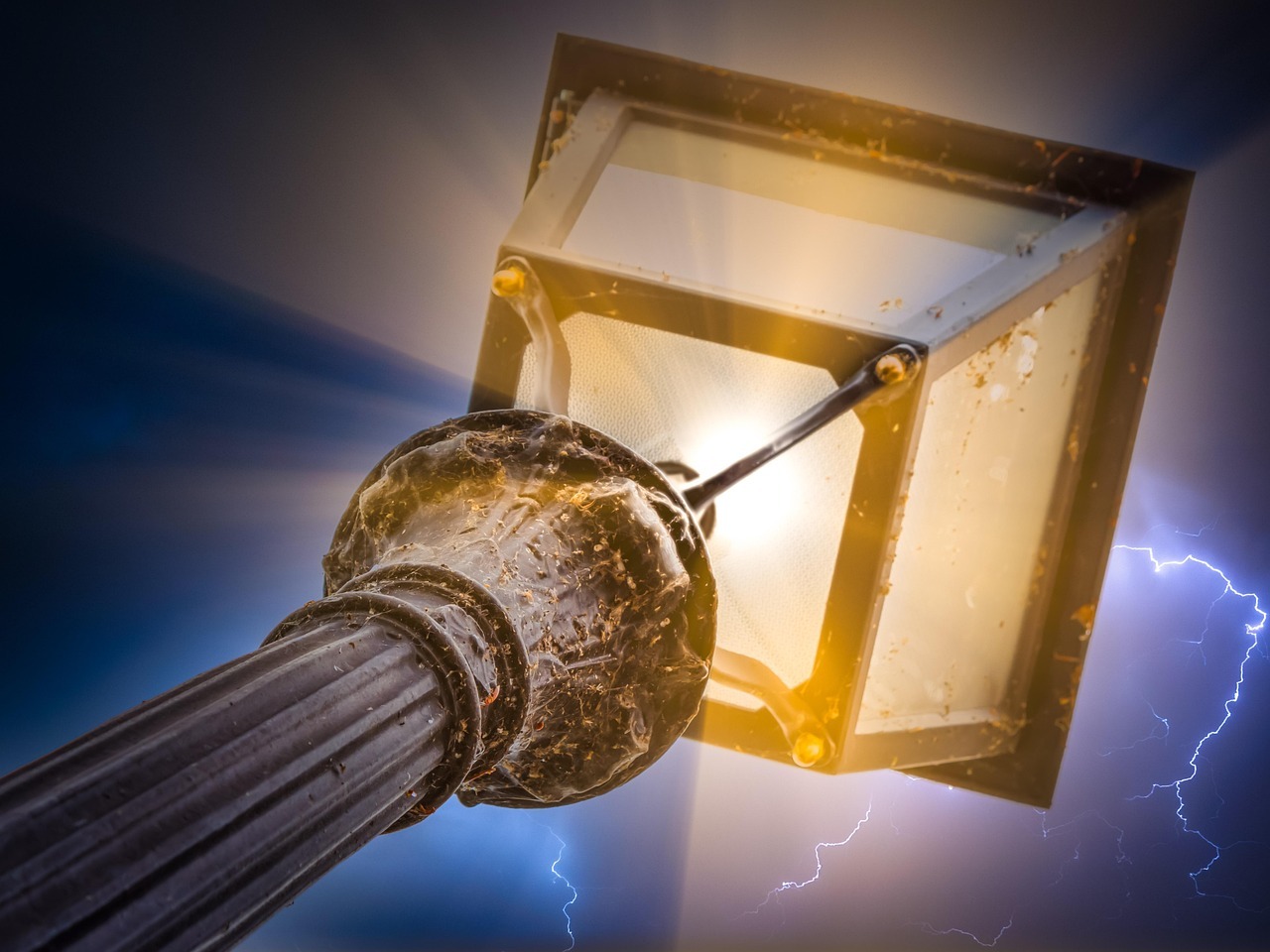 Symbolbild einer historischen Straßenlaterne in der Nacht, die brennt. in Großaufnahme