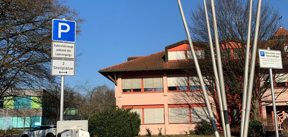 Das Rathaus steht im Hintergrund und eine E-Ladesäule mit zwei Ladeplätzen im Vordergrund.Diese steht absofort bereit.