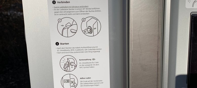 Detailaufnahme der Ladesäule Anleitung Am Rathaus steht eine E-Ladesäule mit zwei Ladeplätzen bereit. 