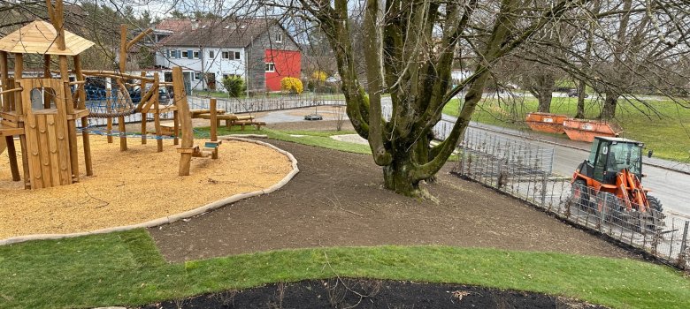 frühjahrskahle Bäume und wenig Rasen Garten der KitaHegenberg im Entstehen
