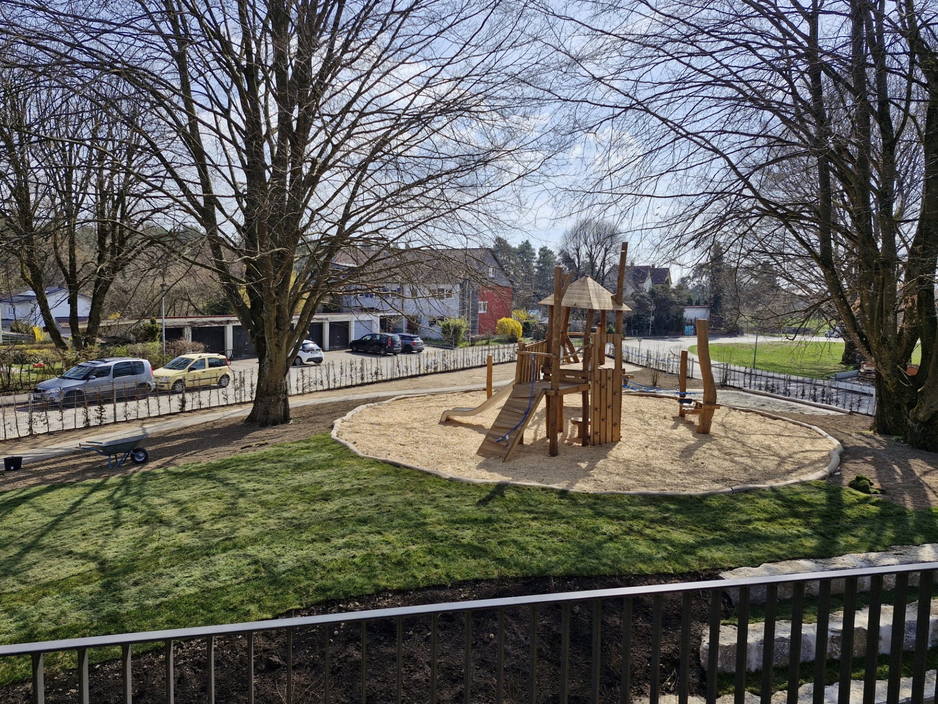 frühjahrskahle Bäume und wenig Rasen Garten der KitaHegenberg im Entstehen