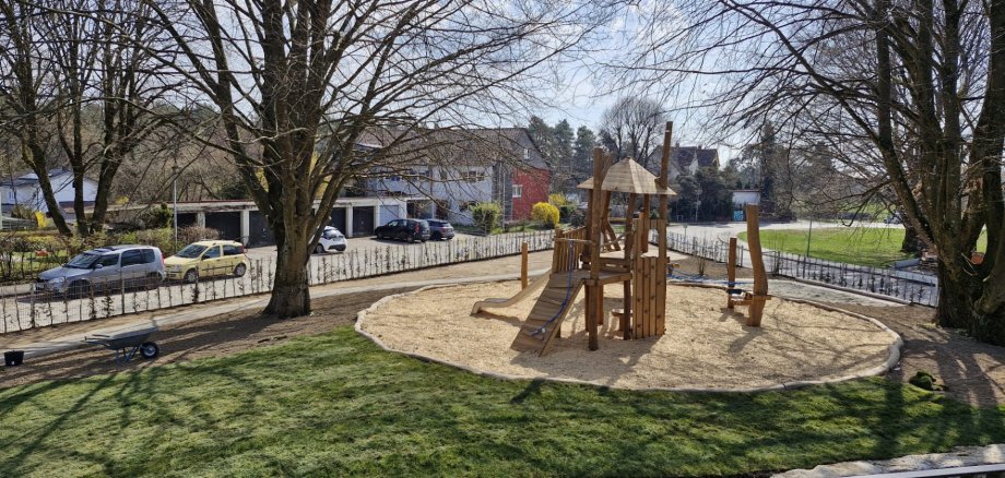 frühjahrskahle Bäume und wenig Rasen Garten der KitaHegenberg im Entstehen