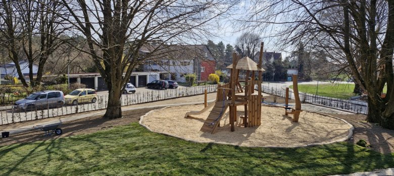 frühjahrskahle Bäume und wenig Rasen Garten der KitaHegenberg im Entstehen
