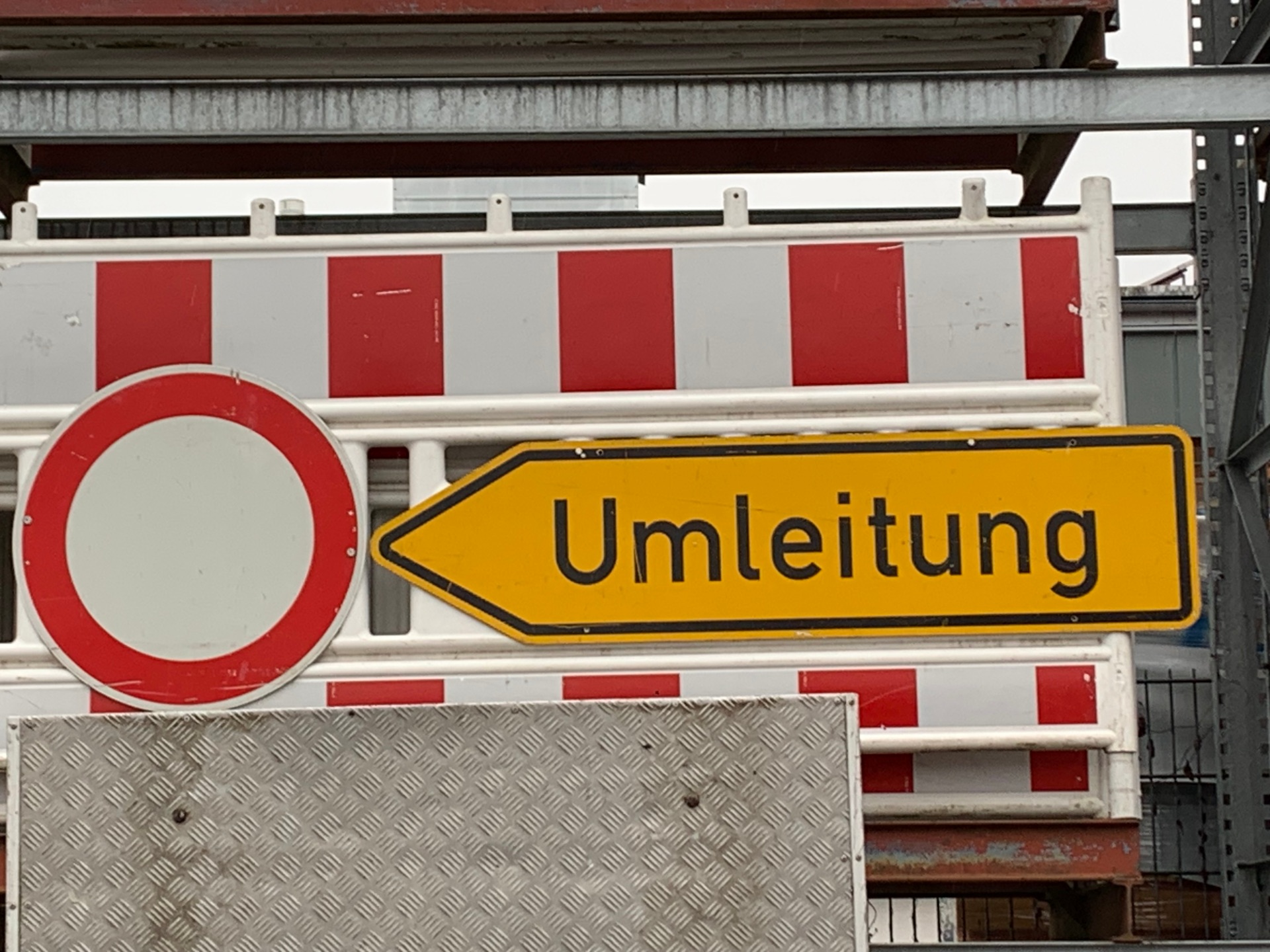 rotweiße Barke und rotweißes Einbahnstraßenschild Umleitungshinweis in gelb