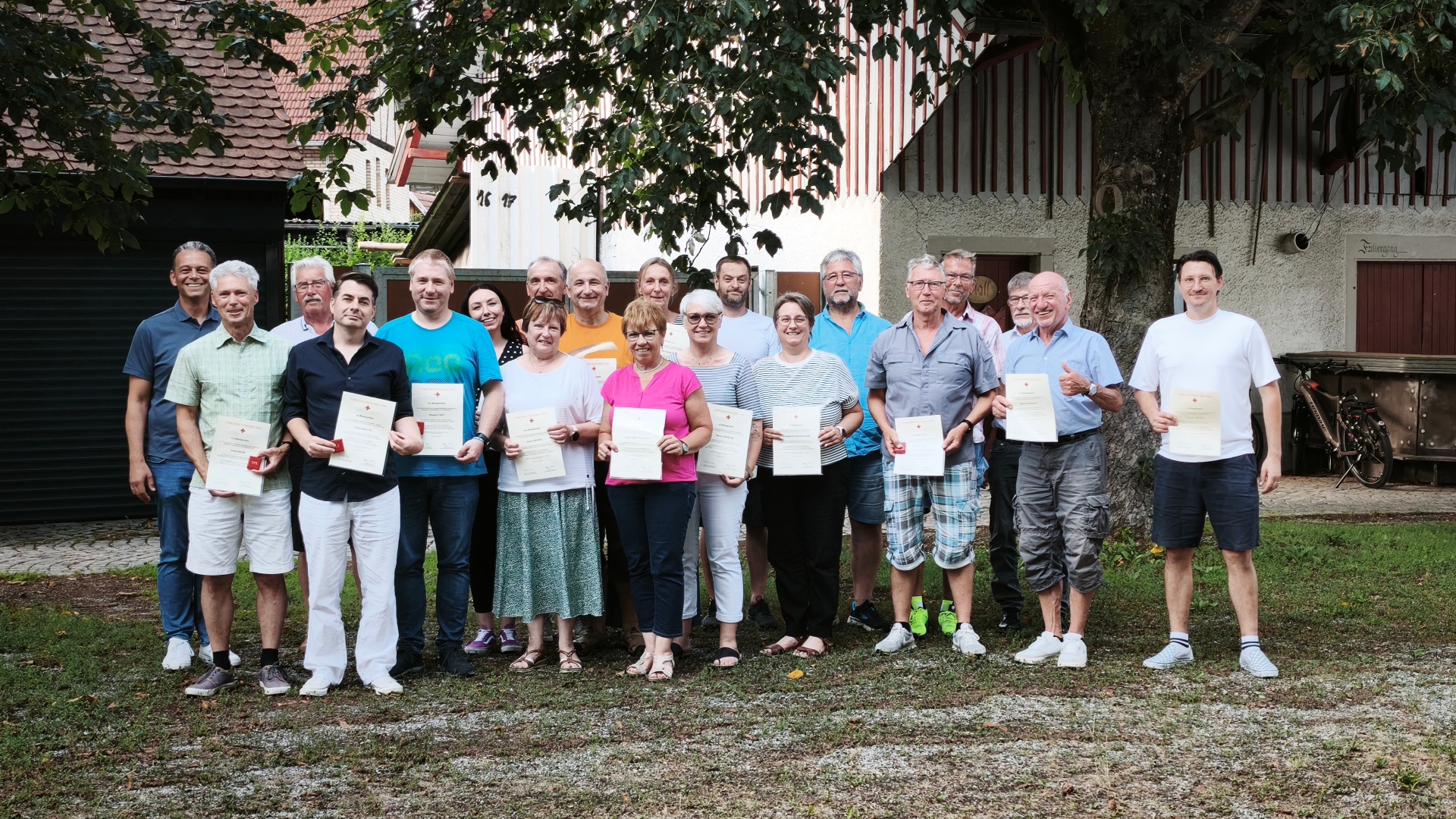 in herzlicher Atmosphäre hat die Gemeinde Meckenbeuren ihre langjährigen Blutspenderinnen und Blutspender kürzlich im Biergarten des Schlosses Brochenzell geehrt. Gemeinsam mit Günther Kerndl als Vertreter des DRK-Ortsvereins Tettnang würdigte die Bürgermeister Georg Schellinger Bürgerinnen und Bürger, die durch ihre regelmäßigen Blutspenden über viele Jahre hinweg einen unverzichtbaren Beitrag für die Gesellschaft leisten.   
