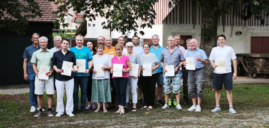 in herzlicher Atmosphäre hat die Gemeinde Meckenbeuren ihre langjährigen Blutspenderinnen und Blutspender kürzlich im Biergarten des Schlosses Brochenzell geehrt. Gemeinsam mit Günther Kerndl als Vertreter des DRK-Ortsvereins Tettnang würdigte die Bürgermeister Georg Schellinger Bürgerinnen und Bürger, die durch ihre regelmäßigen Blutspenden über viele Jahre hinweg einen unverzichtbaren Beitrag für die Gesellschaft leisten.
