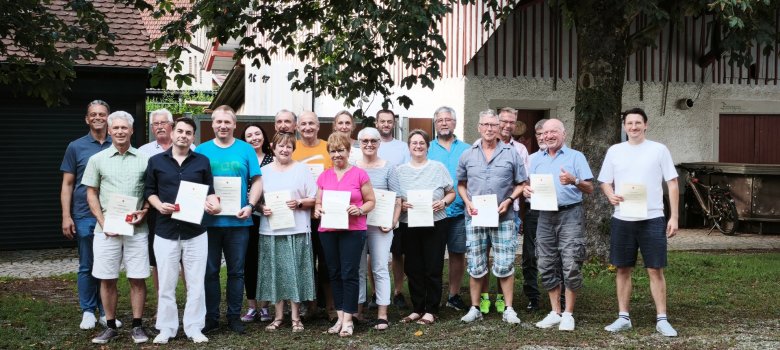in herzlicher Atmosphäre hat die Gemeinde Meckenbeuren ihre langjährigen Blutspenderinnen und Blutspender kürzlich im Biergarten des Schlosses Brochenzell geehrt. Gemeinsam mit Günther Kerndl als Vertreter des DRK-Ortsvereins Tettnang würdigte die Bürgermeister Georg Schellinger Bürgerinnen und Bürger, die durch ihre regelmäßigen Blutspenden über viele Jahre hinweg einen unverzichtbaren Beitrag für die Gesellschaft leisten.